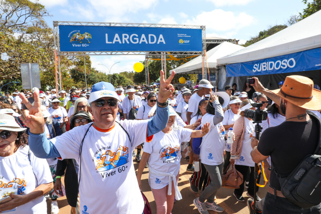 Caminhada leva ações de bem-estar e valorização da pessoa idosa