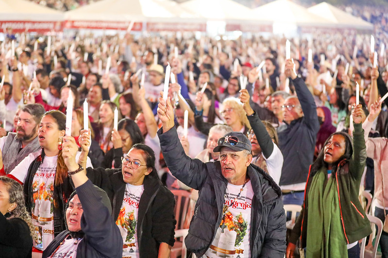 Fiéis lotam o Taguaparque para missa que encerra o Pentecostes