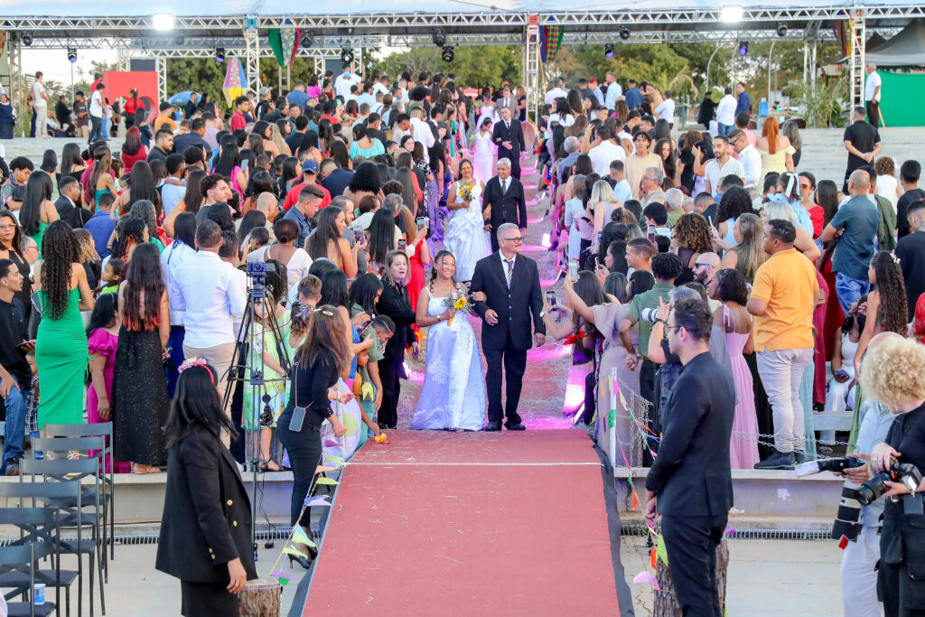 Casamento Comunitário celebra união de 100 casais na Concha Acústica