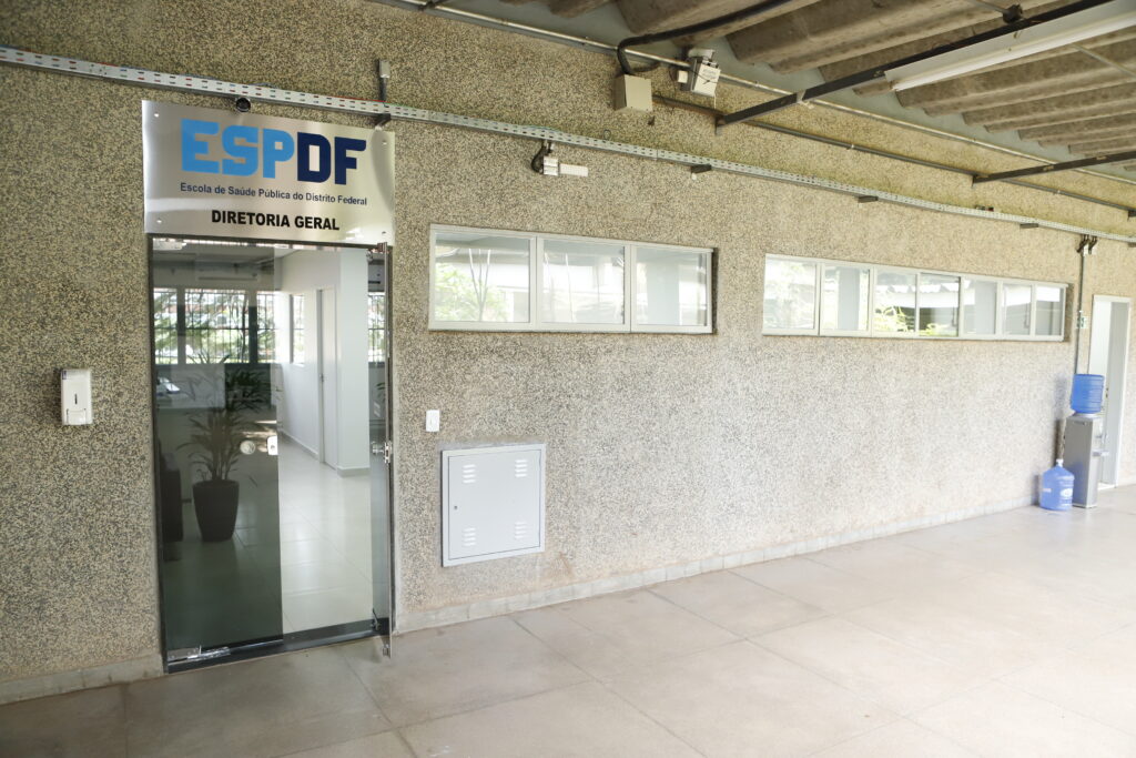 Escola de Saúde Pública do DF completa um ano