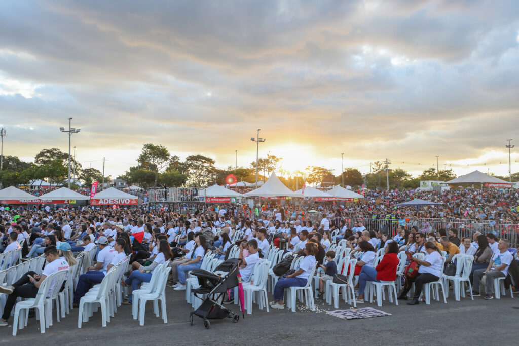 Semana de Pentecostes celebra o Espírito Santo e atrai milhares de fiéis