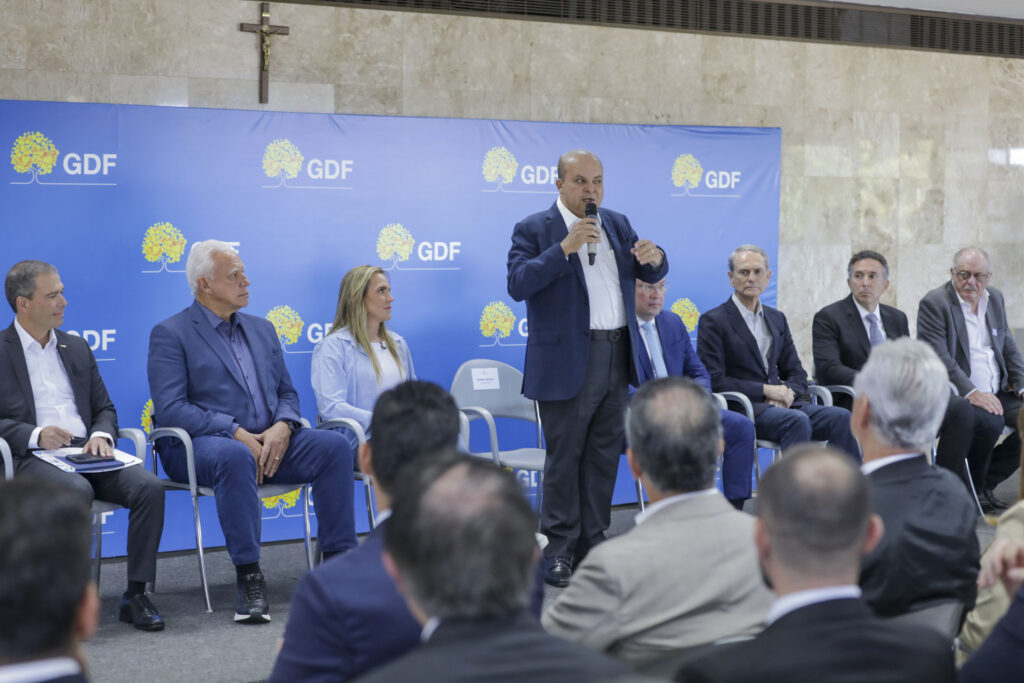 Ibaneis sanciona lei que permite negociação direta de dívidas com o GDF
