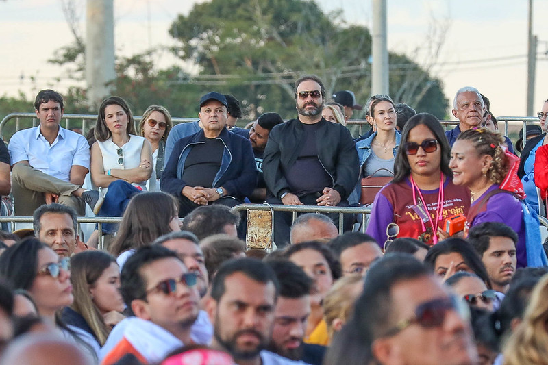Opinião: Ibaneis ovacionado em Pentecostes é um contraste com o legado desastroso de Rollemberg