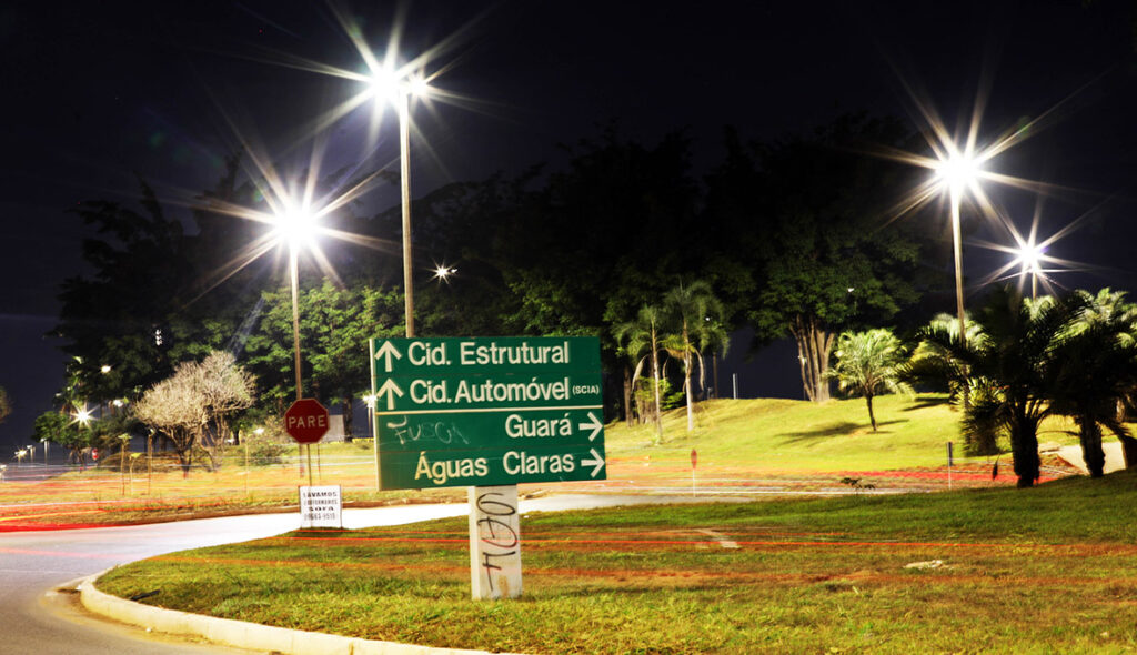 Iluminação de LED transforma segurança e mobilidade na entrada da Estrutural