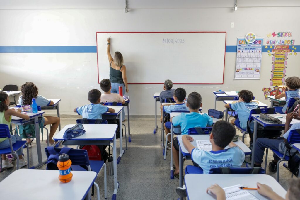 GDF valoriza magistério com reajustes salariais, benefícios e nomeações