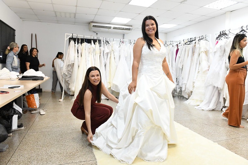Noivos experimentam trajes para o Casamento Comunitário 2025