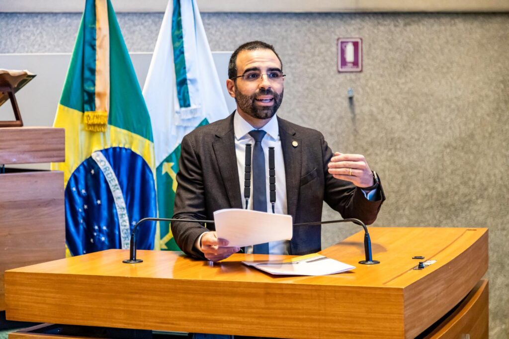 Com nova lei, Manzoni incentiva alunos no Português e Matemática