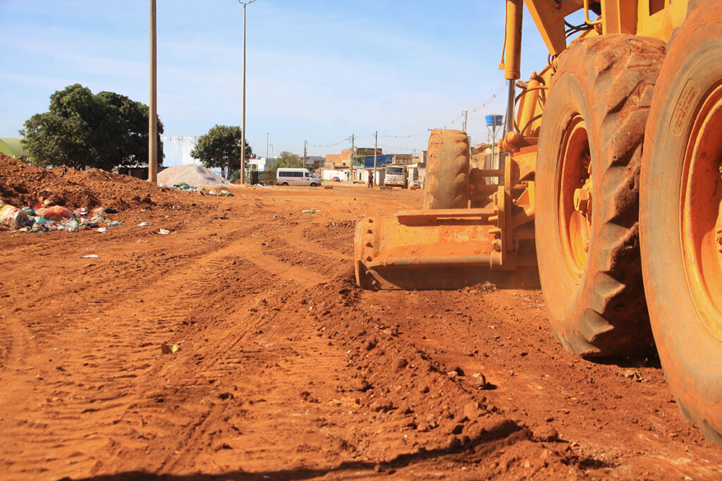 Quadra 2 da Estrutural recebe pavimentação e alargamento de via
