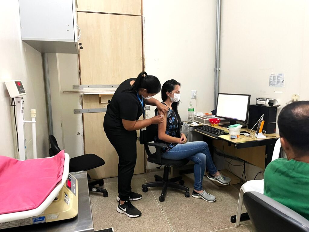 HRSM vacina 242 profissionais em ação de prevenção contra covid, influenza e dTpa