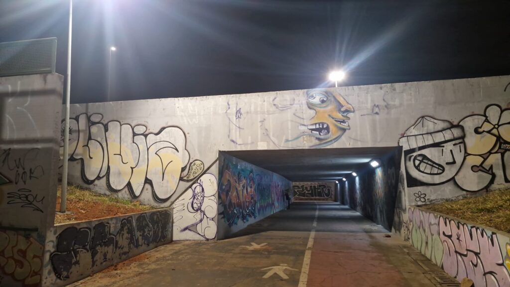 Após vandalismo, passagem subterrânea no Lúcio Costa é recuperada