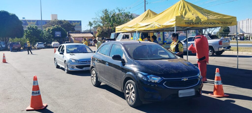 Detran-DF intensifica ações educativas na Avenida Hélio Prates