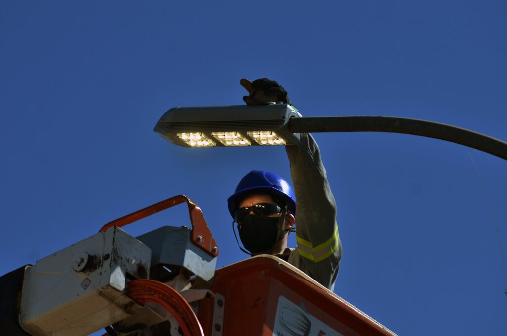 CEB IPes atinge 100 mil luminárias de LED instaladas no DF