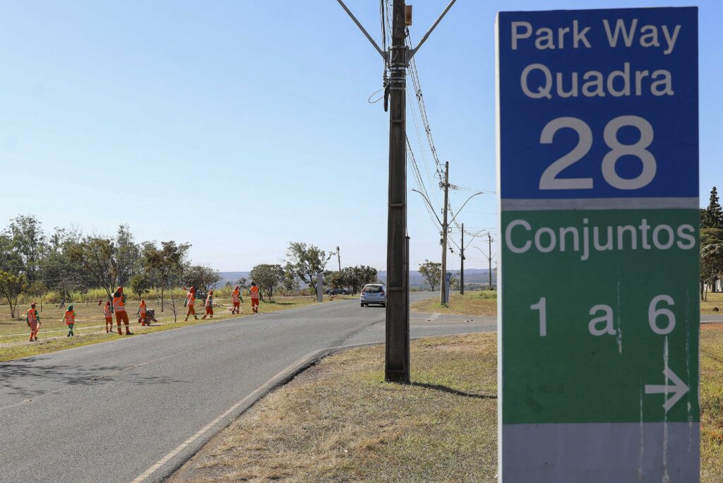 Mutirão do GDF retira mais de 10 toneladas de entulho no Park Way