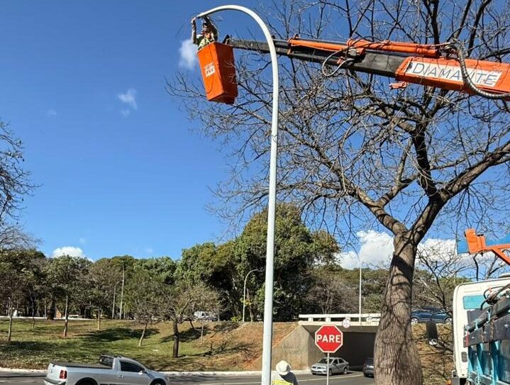 CEB inicia força-tarefa para substituição de postes no Plano Piloto