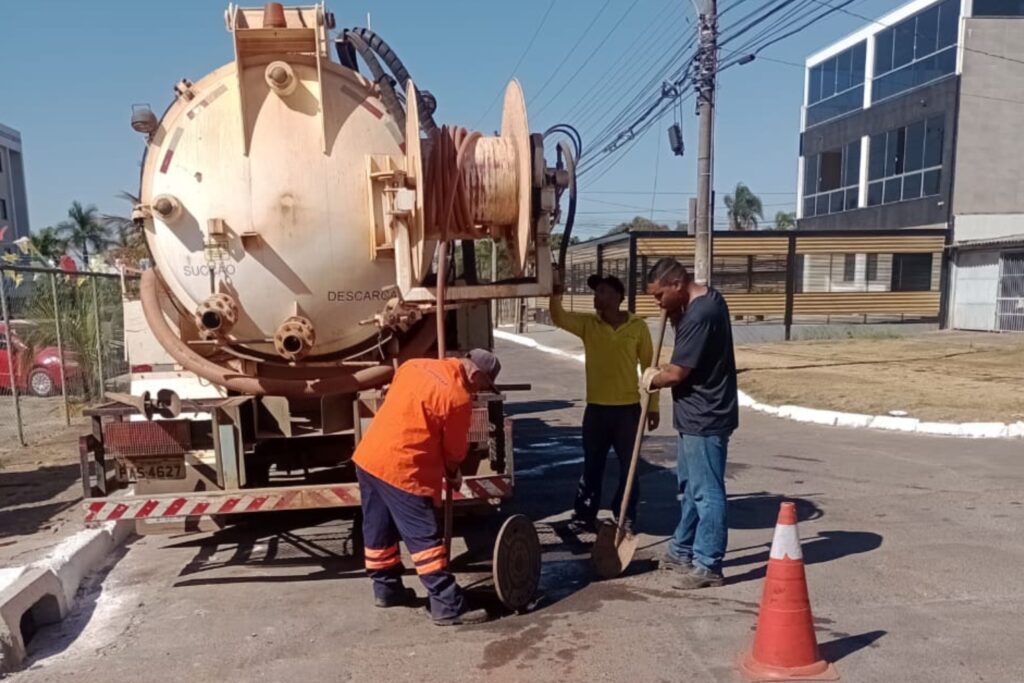 Ceilândia recebe ação de desobstrução e limpeza de bocas de lobo