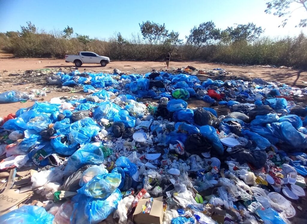Descarte irregular de lixo gera multa na Praça dos Eucaliptos, em Ceilândia Norte