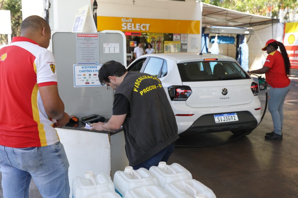 Procon-DF fiscaliza postos de combustíveis após aumento no litro da gasolina