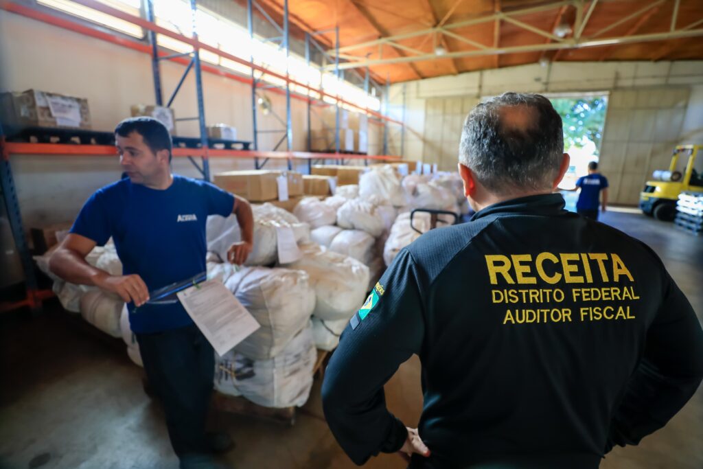 Seec-DF autua mais de R$ 1,6 milhão em mercadorias irregulares
