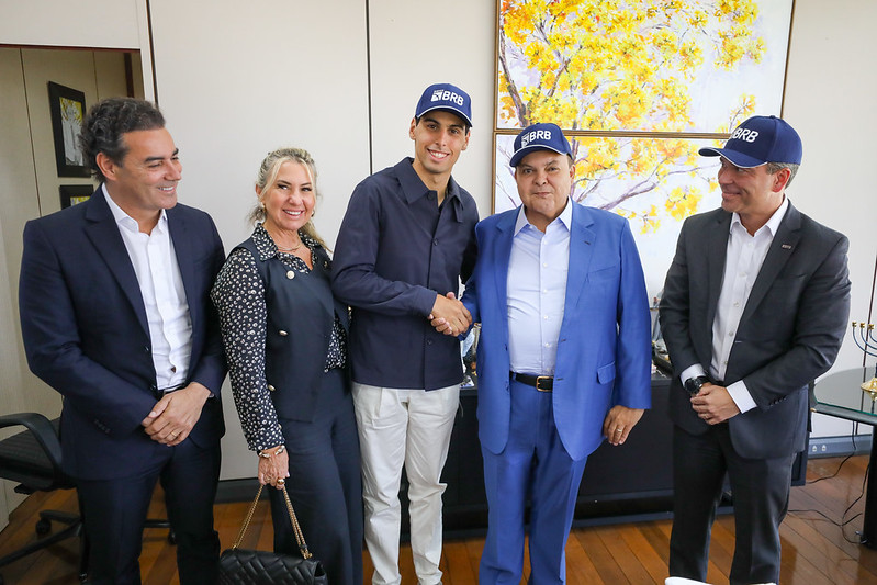 Ibaneis recebe piloto Gabriel Bortoleto e anuncia reabertura do Autódromo