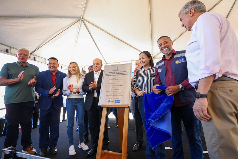 Ibaneis inaugura sistema que leva água tratada para 500 mil brasilienses