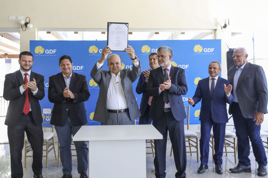 Ibaneis entrega escritura de concessão ao Sindicato dos Policiais Federais