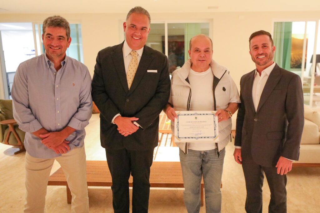 Ibaneis recebe título de sócio benemérito do Clube de Golfe de Brasília