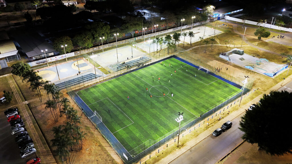 CEB IPes moderniza iluminação de áreas esportivas e impulsiona prática noturna no DF