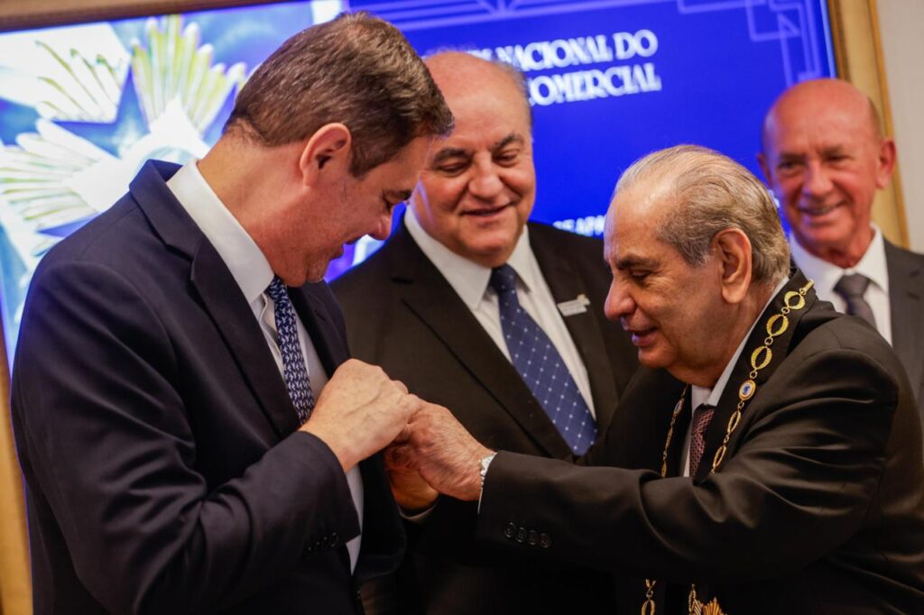Aparecido Freire é condecorado pela Confederação Nacional do Comércio