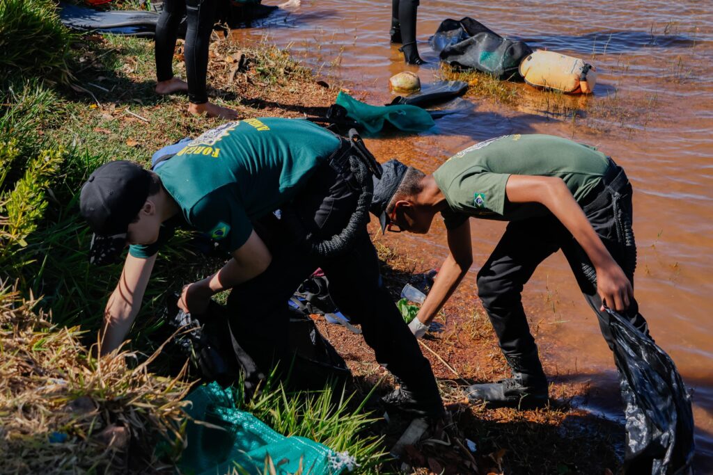 Progressistas promoveram limpeza do Lago Paranoá neste sábado