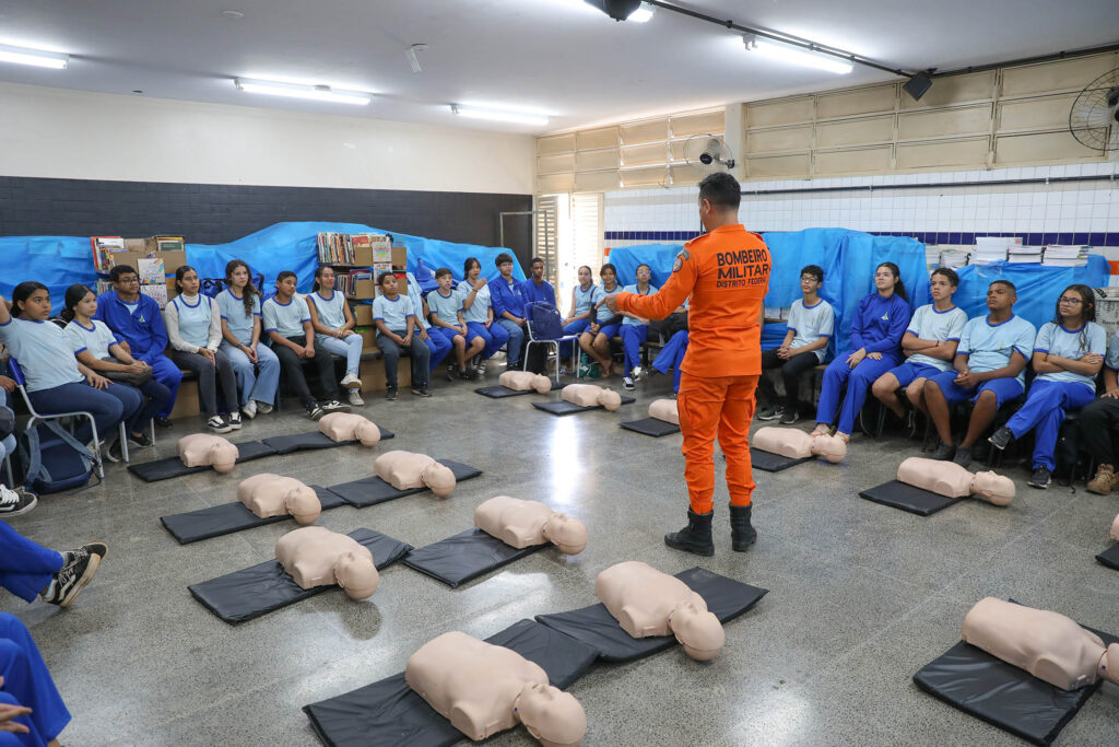 Bombeiros ensinam primeiros-socorros nas escolas cívico-militares do DF
