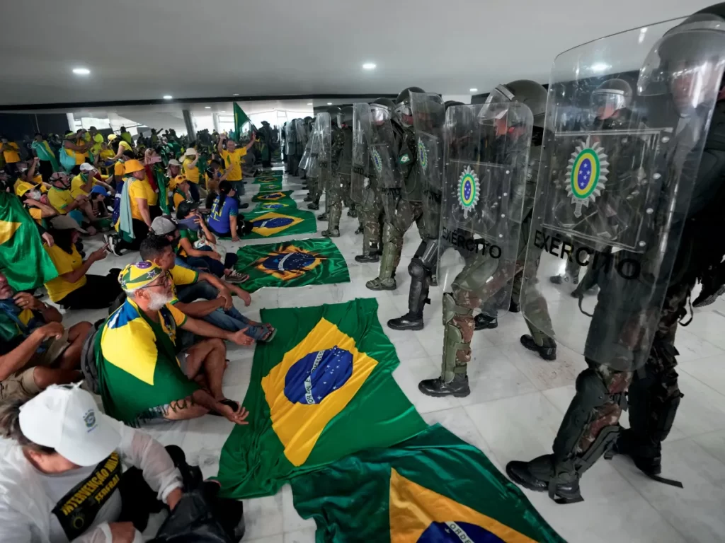 É preciso dar um basta no regime de censura e perseguição no Brasil