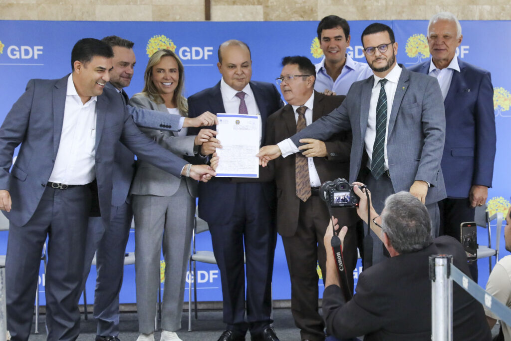 GDF entrega 182 escrituras e contratos para impulsionar setor produtivo no DF