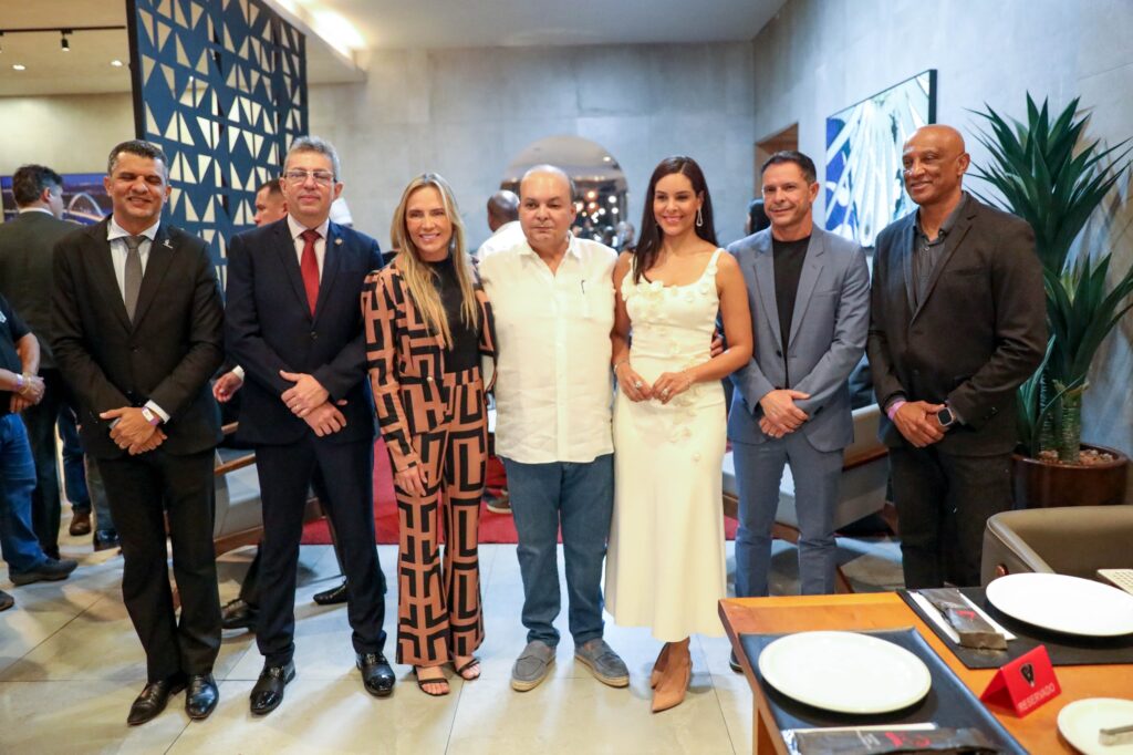 Ibaneis é homenageado em evento do dia do auditor-fiscal da Receita do DF