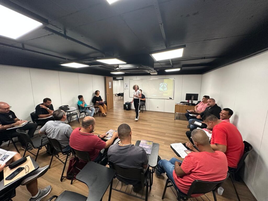 Cursos do Detran contam com a presença de intérprete de Libras