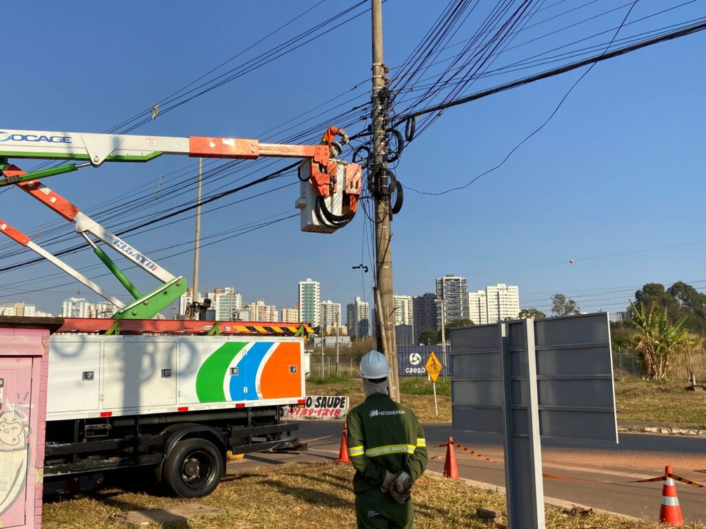 Neoenergia Brasília retira três toneladas de cabos clandestinos em um mês