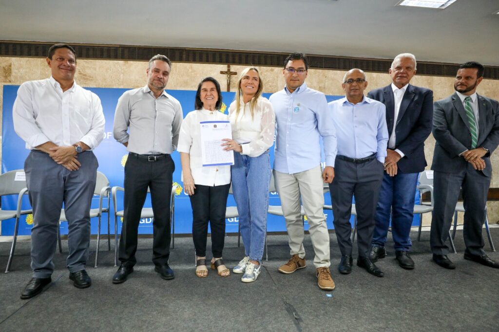 GDF entrega 34 escrituras a igrejas, clubes e entidades sociais