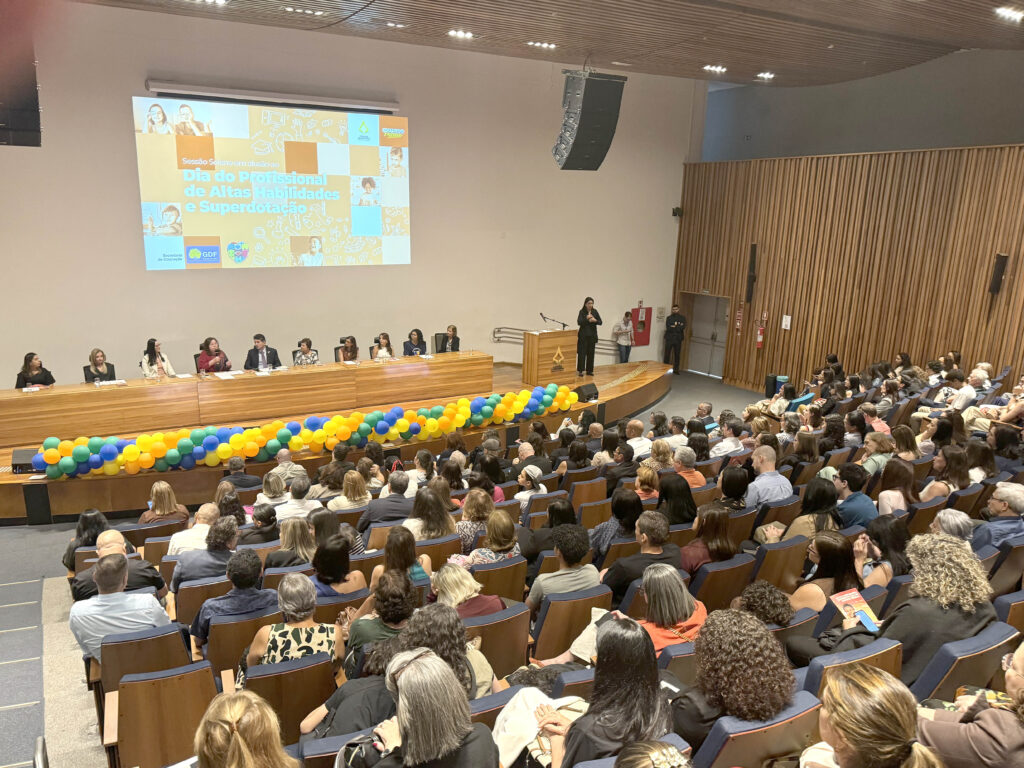 CLDF homenageia profissionais da educação inclusiva