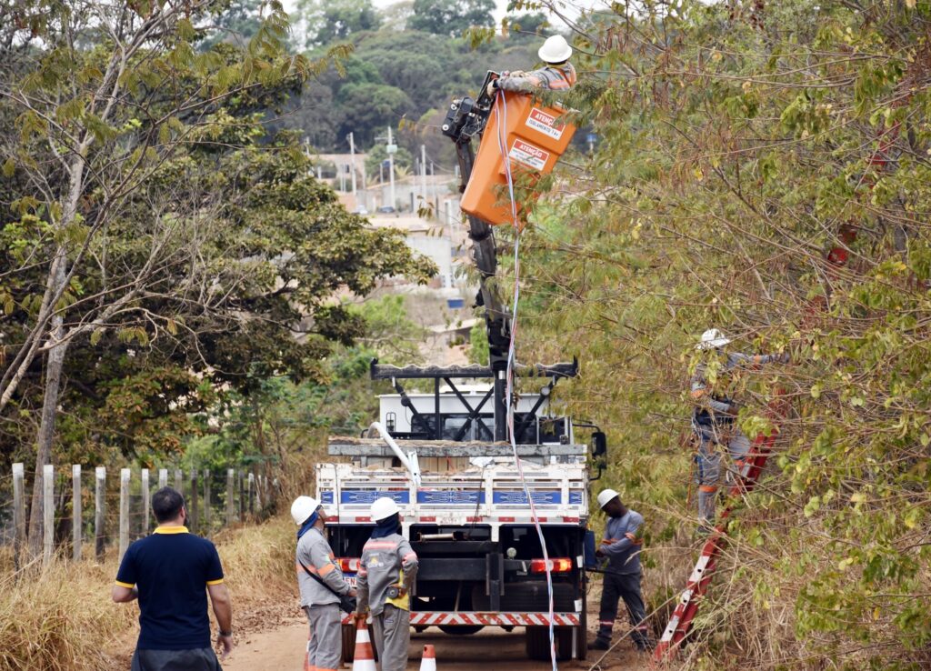 Morro da Cruz recebe expansão da rede de iluminação pública