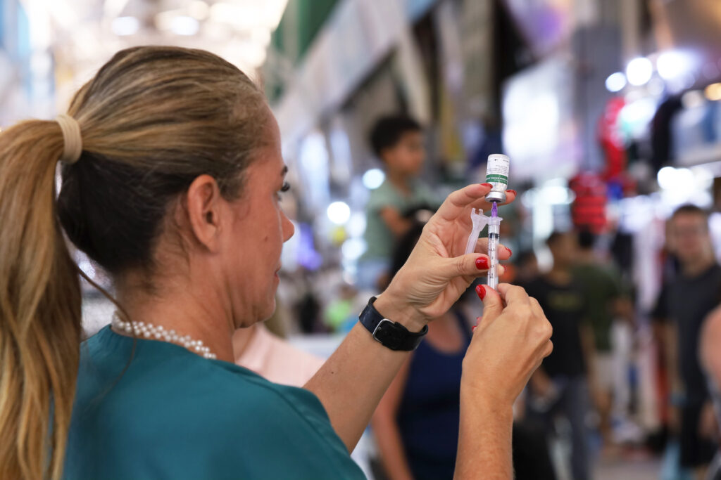 SES-DF aplica mais de mil vacinas em ações itinerantes na capital