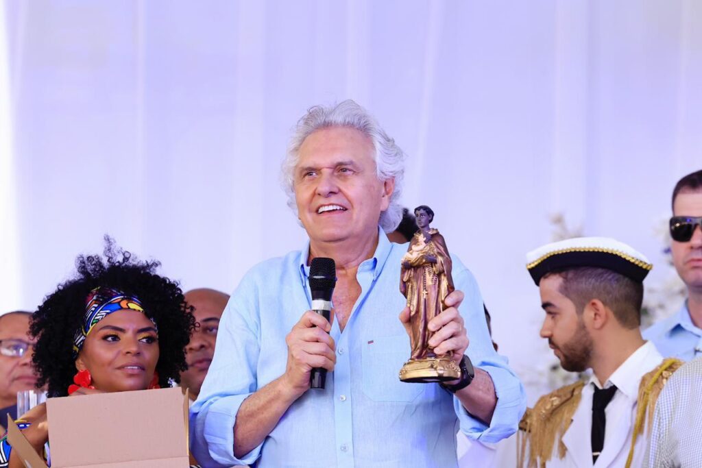 Caiado participa da Procissão dos Andores, em Catalão
