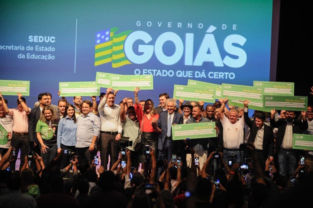 Caiado sanciona lei que garante R$ 40 mil a professores de escolas contempladas com Prêmio Leia