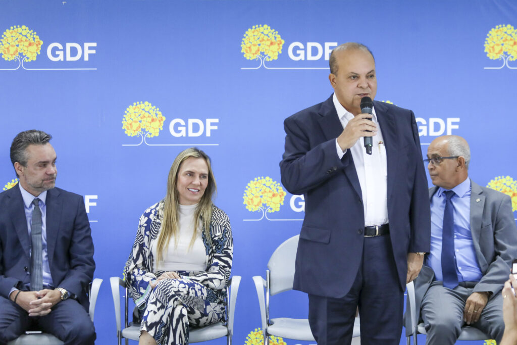 Ibaneis sanciona nova lei dos táxis e moderniza serviço no Distrito Federal