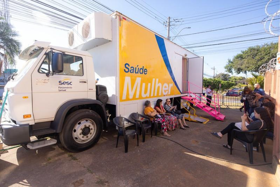Outubro Rosa do Sesc DF leva atendimentos gratuitos à Praça do Relógio