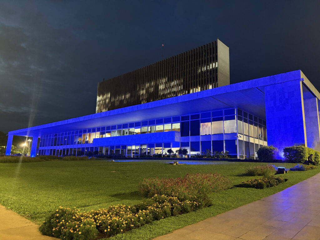 Buriti é iluminado de azul em alerta contra o câncer de colo do útero