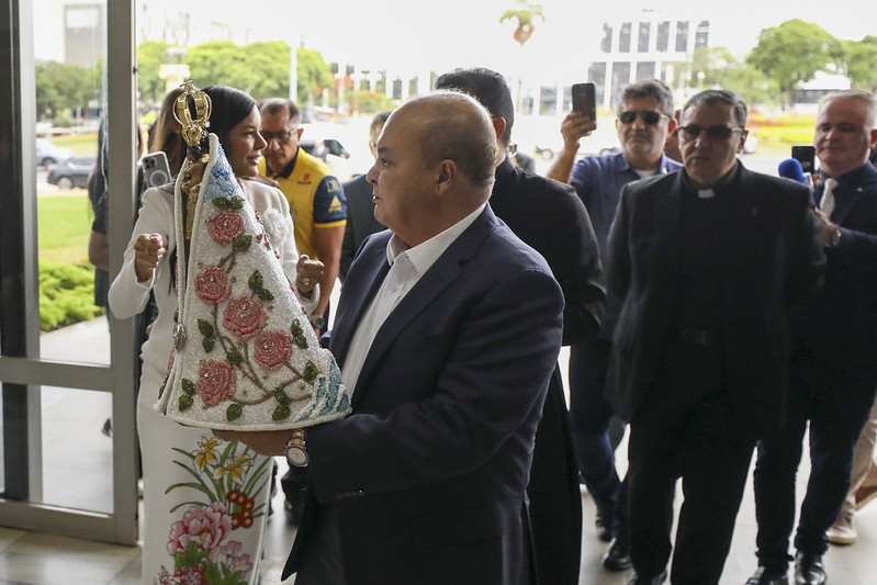 Governador Ibaneis recebe imagem peregrina de Nossa Senhora de Nazaré