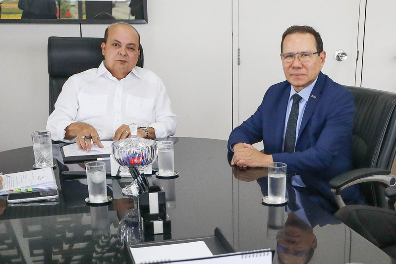 Ibaneis dá posse simbólica a Nelson Souza como novo presidente do BRB