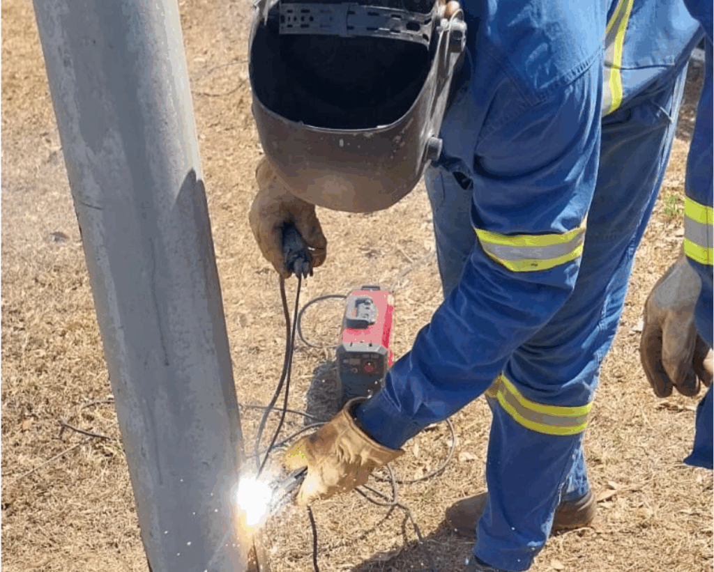 CEB reforça segurança de postes para combater furtos de cabos no DF
