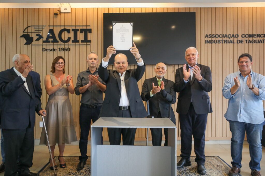 Ibaneis entrega escritura para Associação Comercial e Industrial de Taguatinga