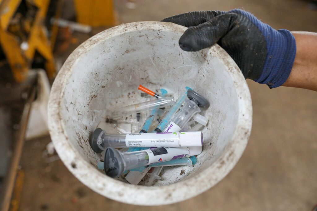 Descarte irregular de canetas emagrecedoras no lixo reciclável soma 1,3 tonelada no DF entre 2024 e 2025