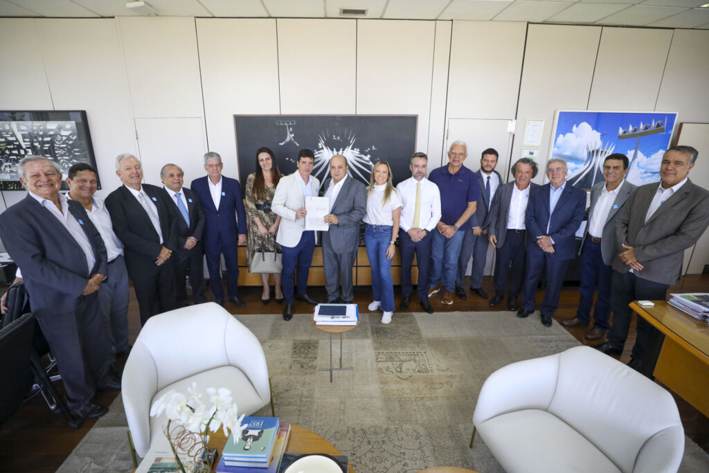 GDF entrega escritura definitiva ao Centro de Treinamento do Sinduscon